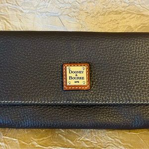 Dooney and Bourke Black Pebble Grain continental clutch
